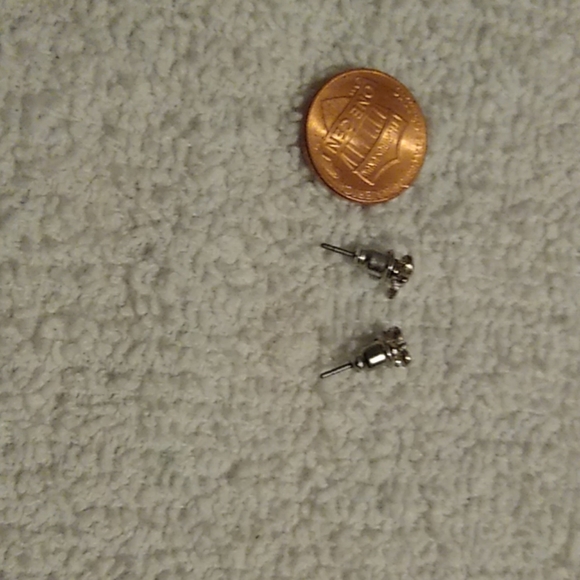 Five pairs of stud earrings (very tiny) - Picture 4 of 6